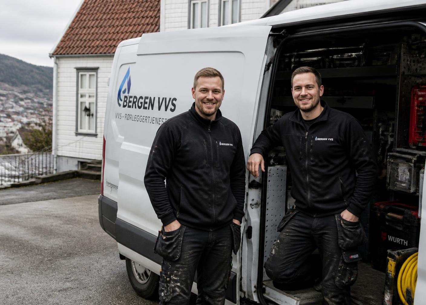 To rørleggere fra Brødrene JT ved servicebilen utenfor et bolighus i Bergen